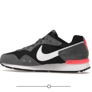 Nike Venture Runner Men’s Sneaker - Size 11